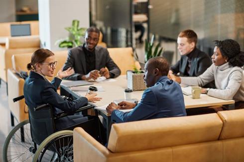 Personnes diverses autour d'une table, incluant une personne en chaise roulante, discutant avec des éléments visuels représentant les domaines de Beauté, Lifestyle, Culture et Entrepreneuriat.